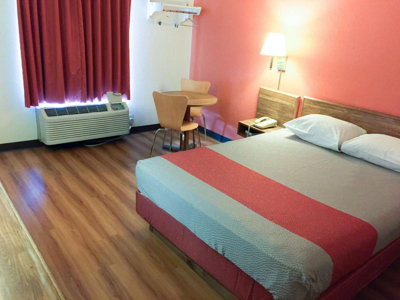 Hotel 6-arkadelphia, Ar 2*